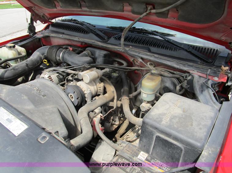 image for item D2404 2000 Chevrolet Silverado 1500 pickup truck