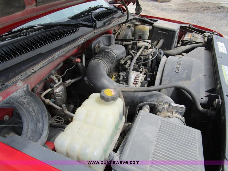 image for item D2404 2000 Chevrolet Silverado 1500 pickup truck