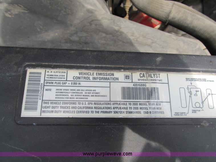 image for item D2404 2000 Chevrolet Silverado 1500 pickup truck