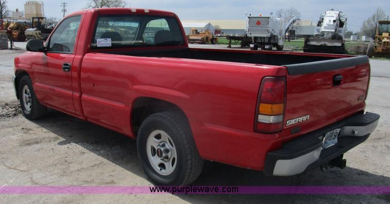 image for item D2405 2002 GMC Sierra 1500 pickup truck