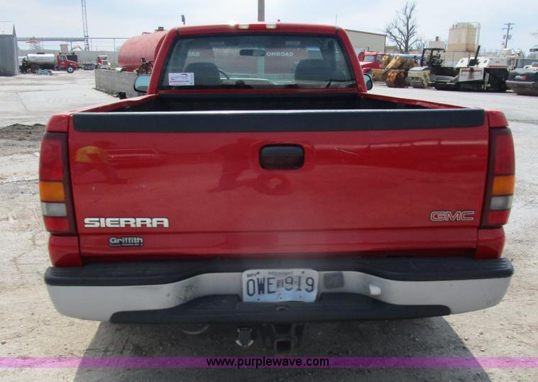 image for item D2405 2002 GMC Sierra 1500 pickup truck