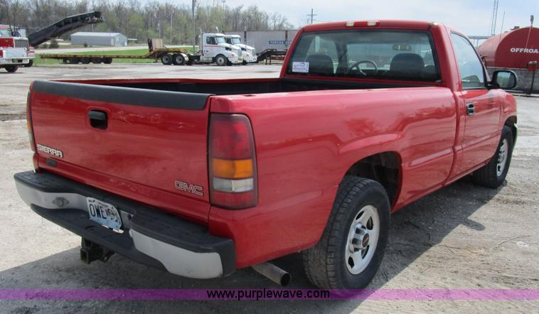 image for item D2405 2002 GMC Sierra 1500 pickup truck
