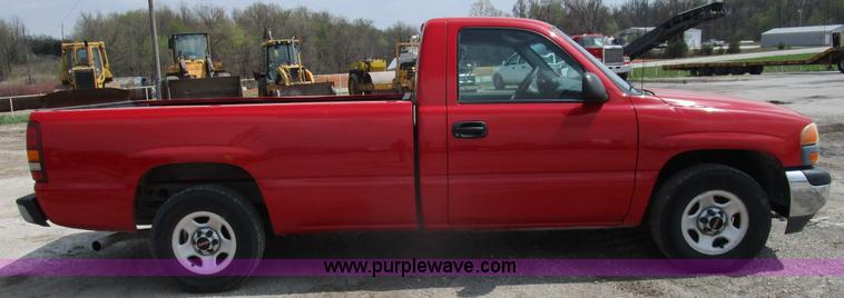 image for item D2405 2002 GMC Sierra 1500 pickup truck