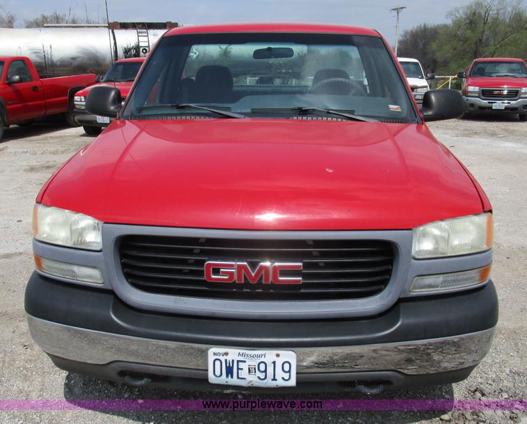 image for item D2405 2002 GMC Sierra 1500 pickup truck