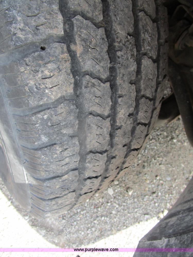 image for item D2405 2002 GMC Sierra 1500 pickup truck