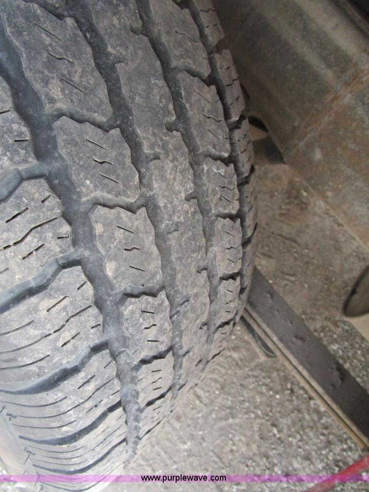 image for item D2405 2002 GMC Sierra 1500 pickup truck