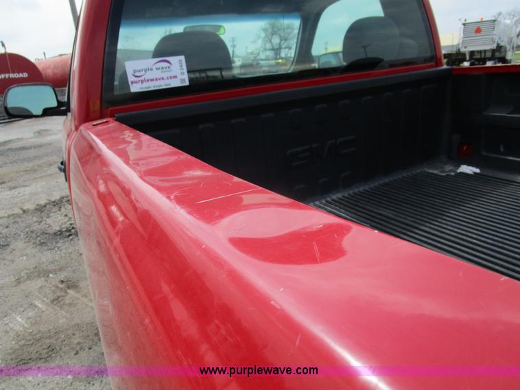image for item D2405 2002 GMC Sierra 1500 pickup truck