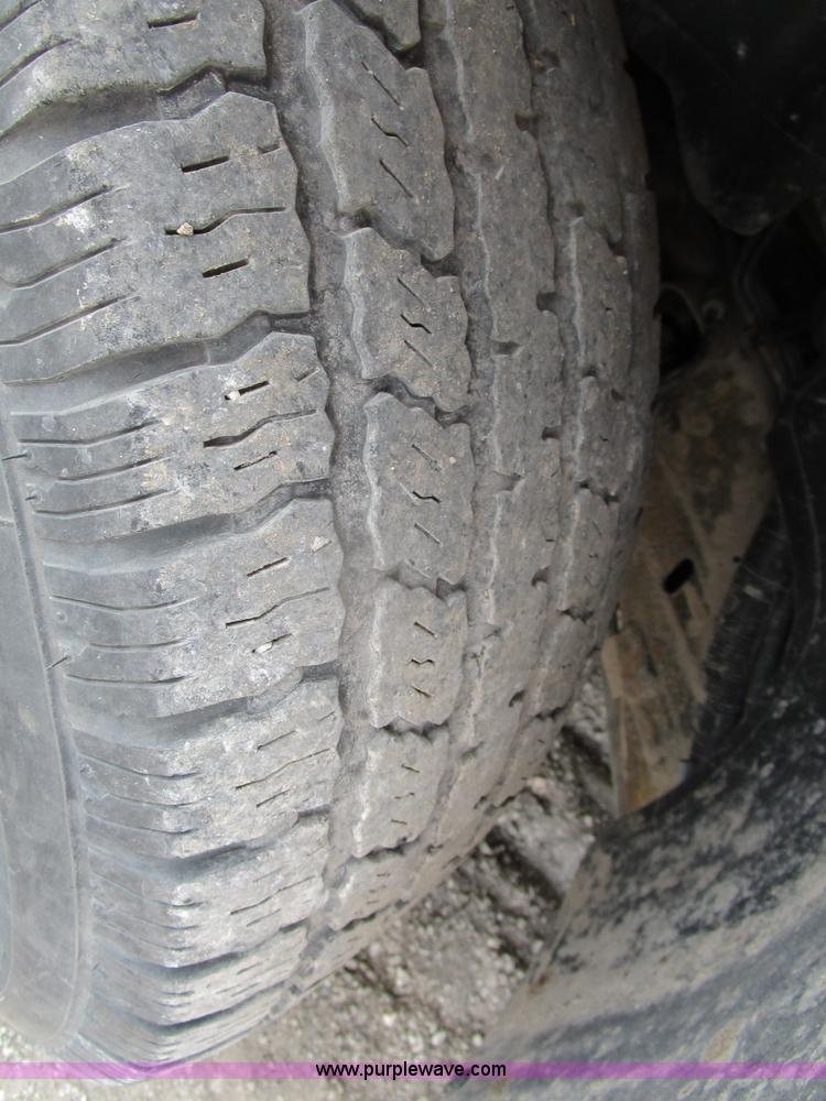 image for item D2405 2002 GMC Sierra 1500 pickup truck