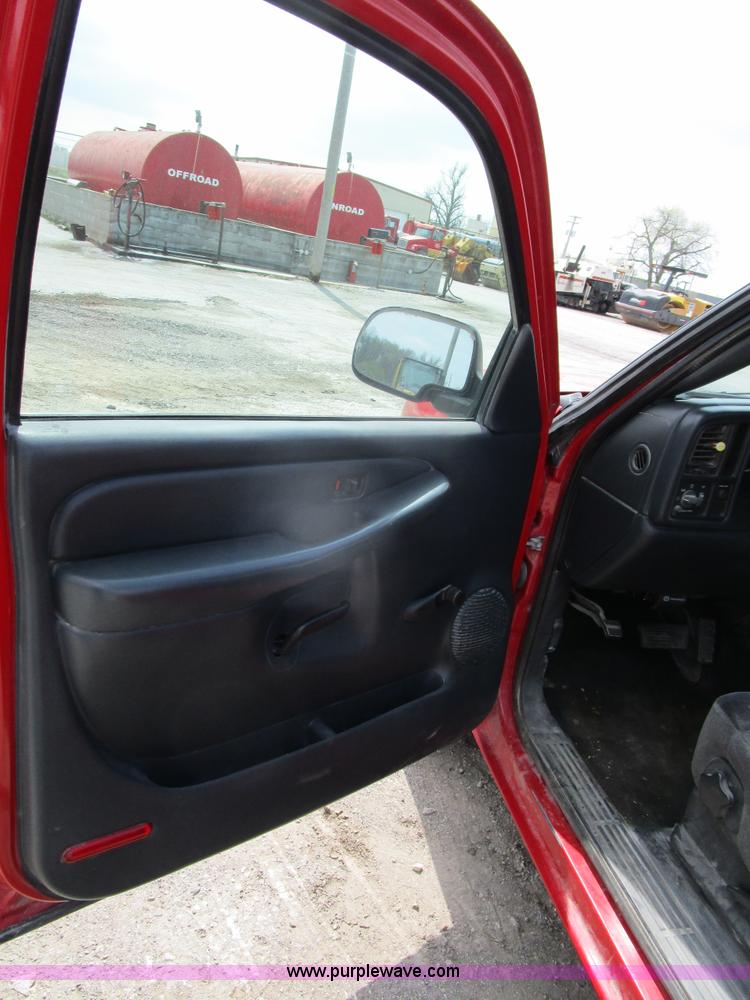 image for item D2405 2002 GMC Sierra 1500 pickup truck