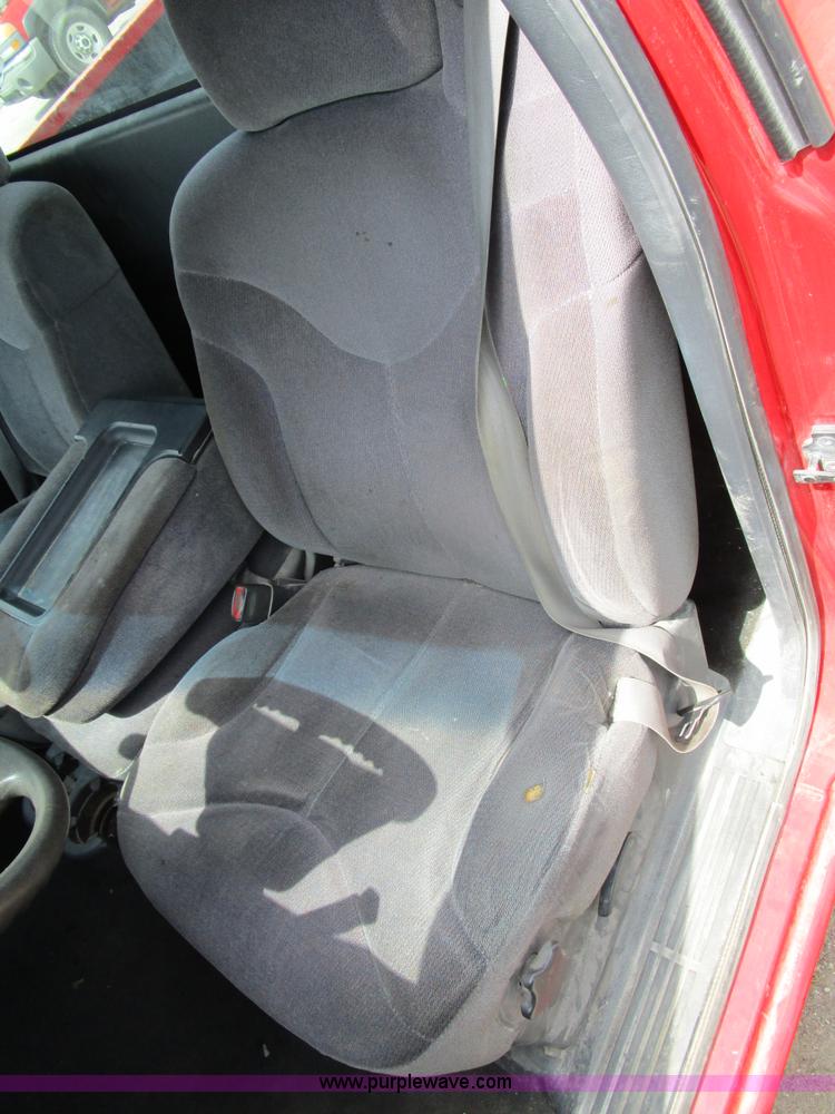 image for item D2405 2002 GMC Sierra 1500 pickup truck