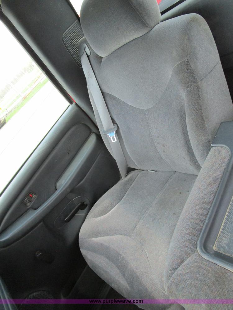 image for item D2405 2002 GMC Sierra 1500 pickup truck