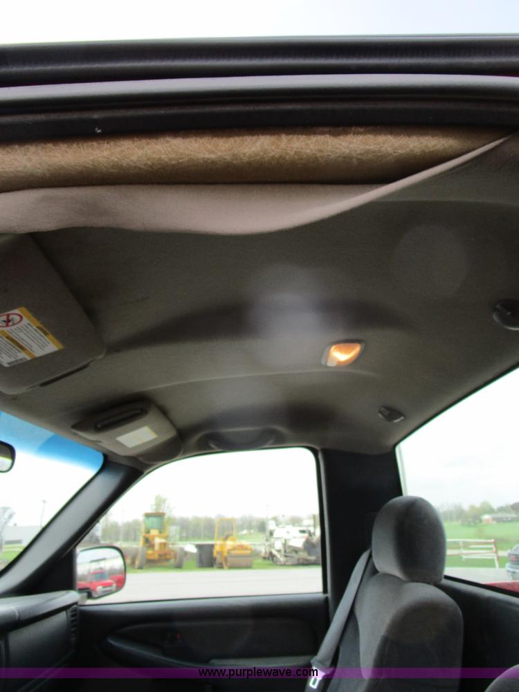 image for item D2405 2002 GMC Sierra 1500 pickup truck