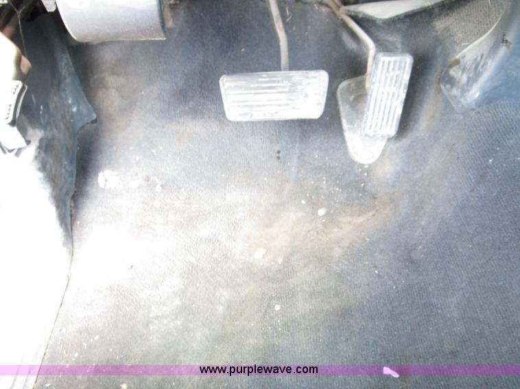 image for item D2405 2002 GMC Sierra 1500 pickup truck