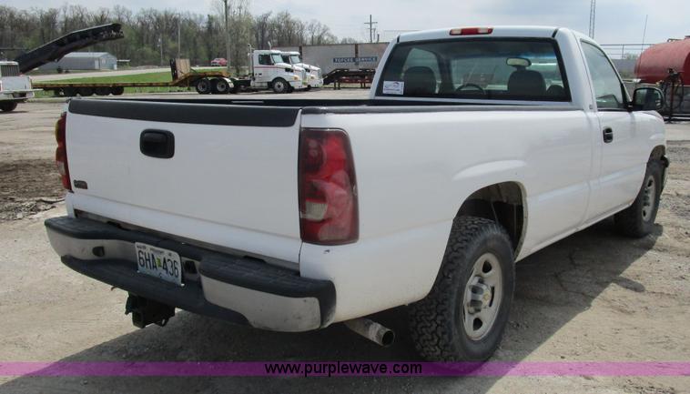 image for item D2406 2003 Chevrolet Silverado 1500 pickup truck