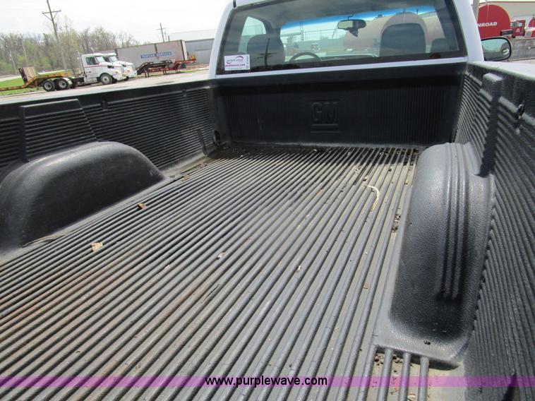 image for item D2406 2003 Chevrolet Silverado 1500 pickup truck