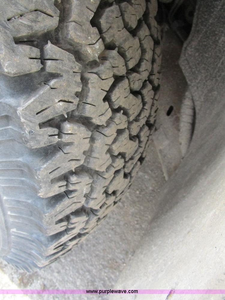 image for item D2406 2003 Chevrolet Silverado 1500 pickup truck