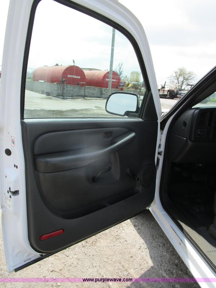 image for item D2406 2003 Chevrolet Silverado 1500 pickup truck
