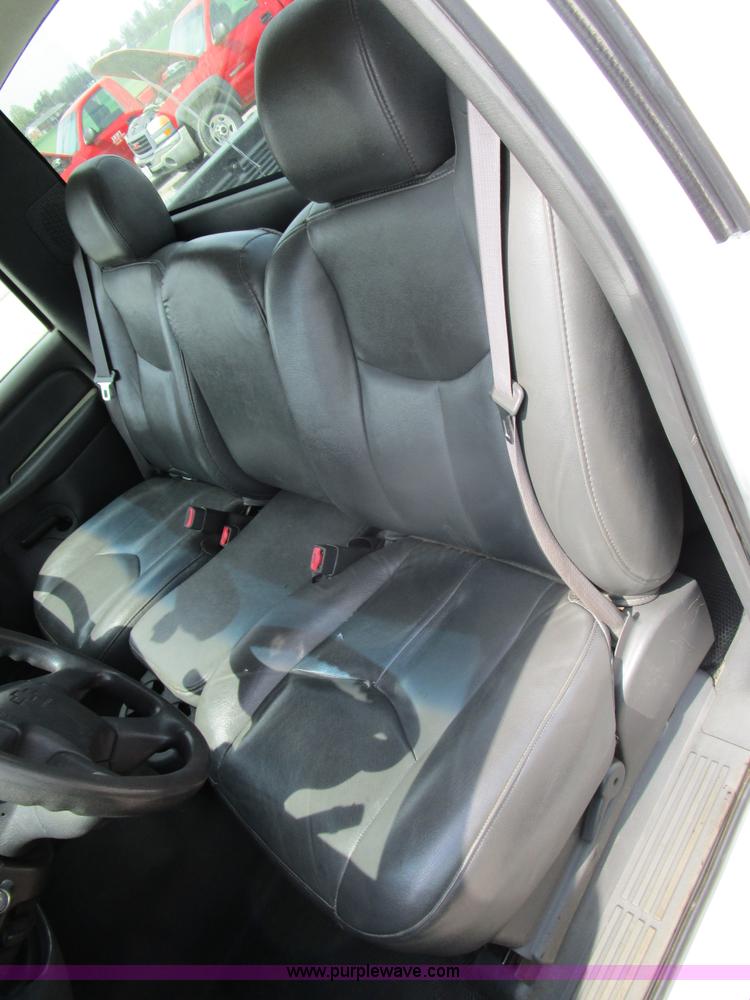 image for item D2406 2003 Chevrolet Silverado 1500 pickup truck