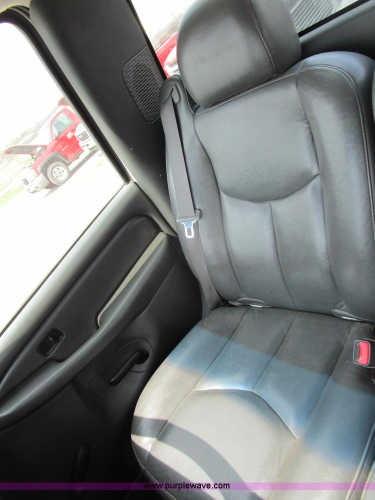 image for item D2406 2003 Chevrolet Silverado 1500 pickup truck