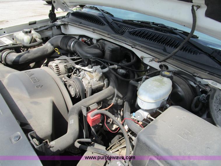 image for item D2406 2003 Chevrolet Silverado 1500 pickup truck