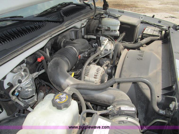 image for item D2406 2003 Chevrolet Silverado 1500 pickup truck