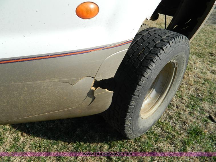 image for item D6120 1999 Ford F350 pickup truck