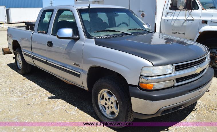 image for item E6347 2002 Chevrolet Silverado 1500 Ext. Cab pickup truck