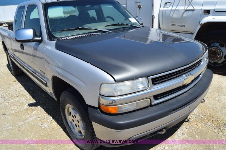 image for item E6347 2002 Chevrolet Silverado 1500 Ext. Cab pickup truck