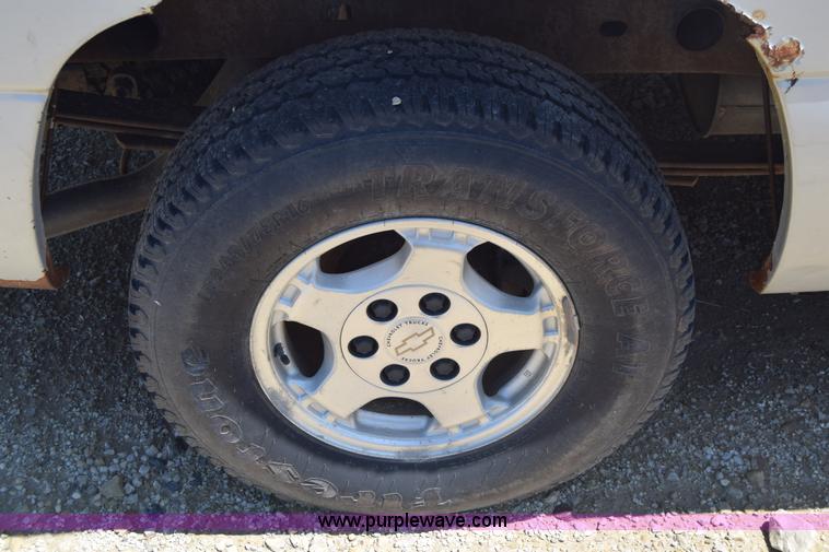 image for item E6347 2002 Chevrolet Silverado 1500 Ext. Cab pickup truck