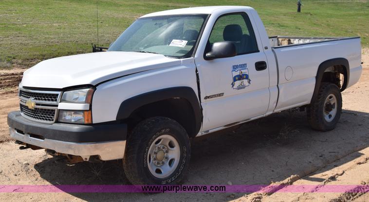 image for item E6351 2005 Chevrolet Silverado 2500HD pickup truck