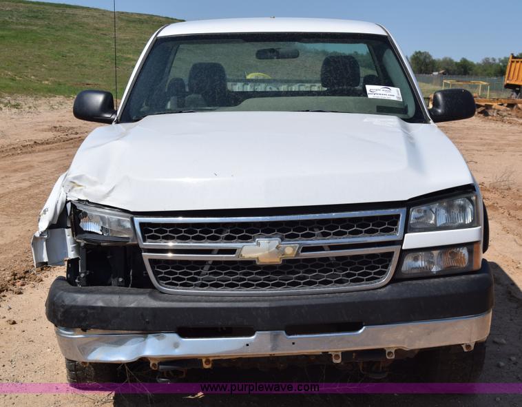 image for item E6351 2005 Chevrolet Silverado 2500HD pickup truck