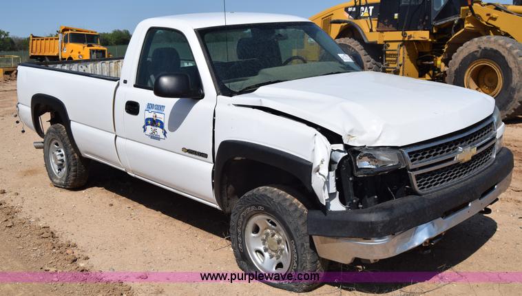 image for item E6351 2005 Chevrolet Silverado 2500HD pickup truck