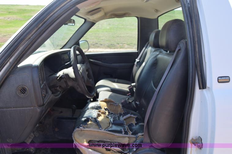 image for item E6351 2005 Chevrolet Silverado 2500HD pickup truck