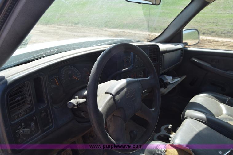 image for item E6351 2005 Chevrolet Silverado 2500HD pickup truck