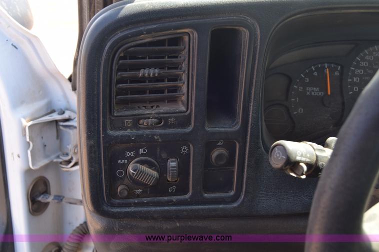 image for item E6351 2005 Chevrolet Silverado 2500HD pickup truck