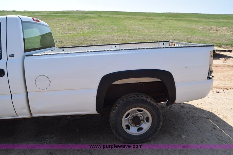 image for item E6351 2005 Chevrolet Silverado 2500HD pickup truck