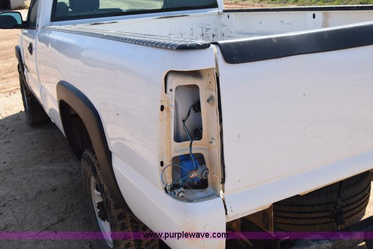 image for item E6351 2005 Chevrolet Silverado 2500HD pickup truck