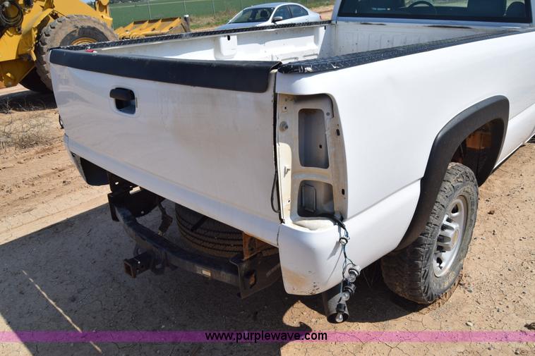 image for item E6351 2005 Chevrolet Silverado 2500HD pickup truck