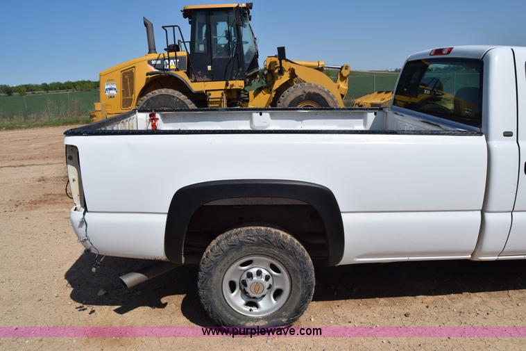 image for item E6351 2005 Chevrolet Silverado 2500HD pickup truck