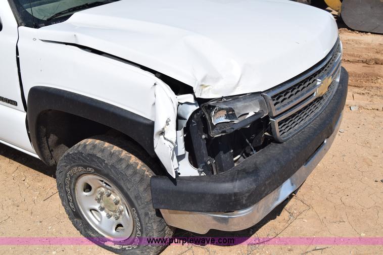 image for item E6351 2005 Chevrolet Silverado 2500HD pickup truck
