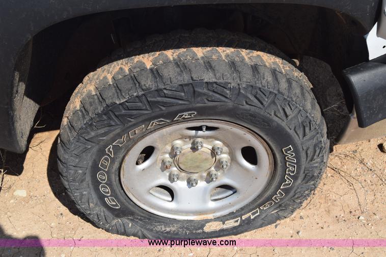 image for item E6351 2005 Chevrolet Silverado 2500HD pickup truck