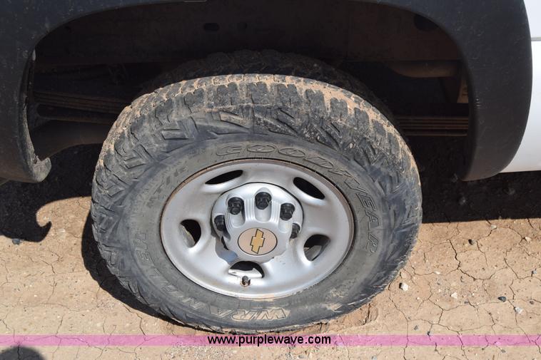 image for item E6351 2005 Chevrolet Silverado 2500HD pickup truck