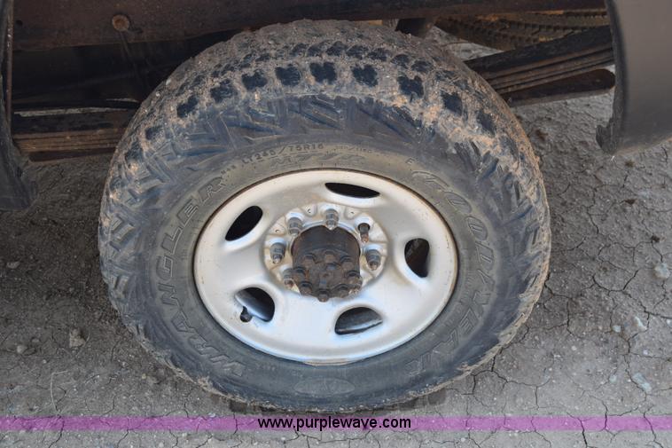 image for item E6351 2005 Chevrolet Silverado 2500HD pickup truck