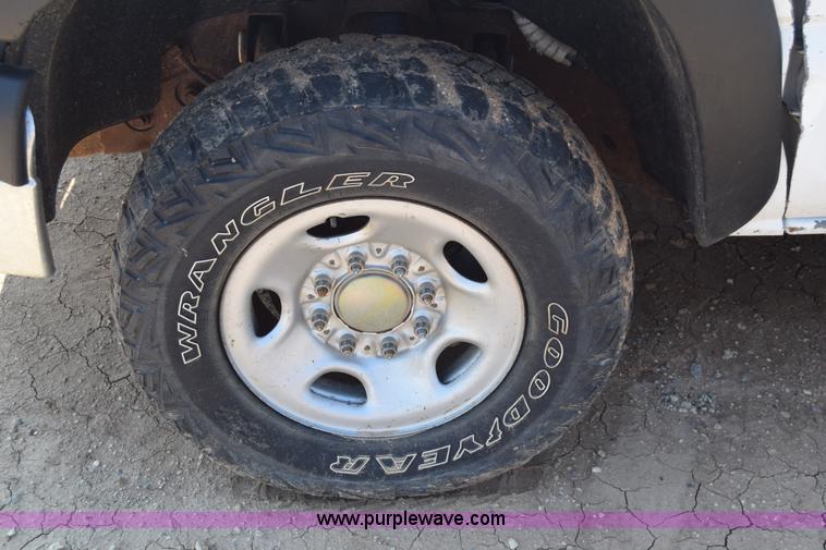 image for item E6351 2005 Chevrolet Silverado 2500HD pickup truck