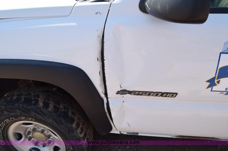 image for item E6351 2005 Chevrolet Silverado 2500HD pickup truck