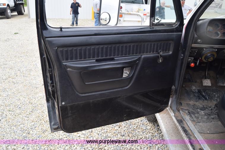 image for item E6394 1978 Dodge Custom 400 flatbed truck