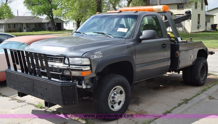 image for item E6401 2001 Chevrolet Silverado 2500HD tow truck