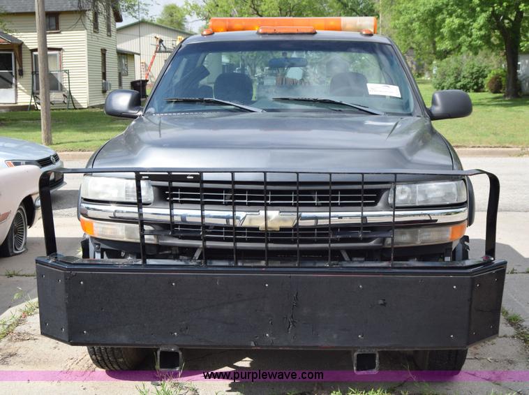 image for item E6401 2001 Chevrolet Silverado 2500HD tow truck