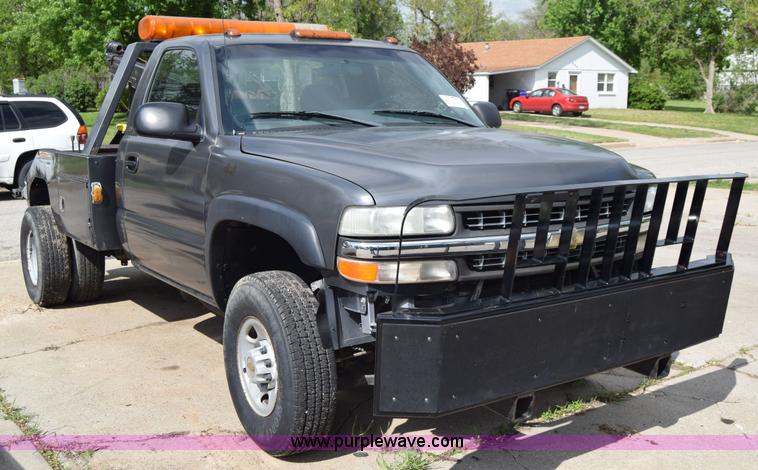 image for item E6401 2001 Chevrolet Silverado 2500HD tow truck