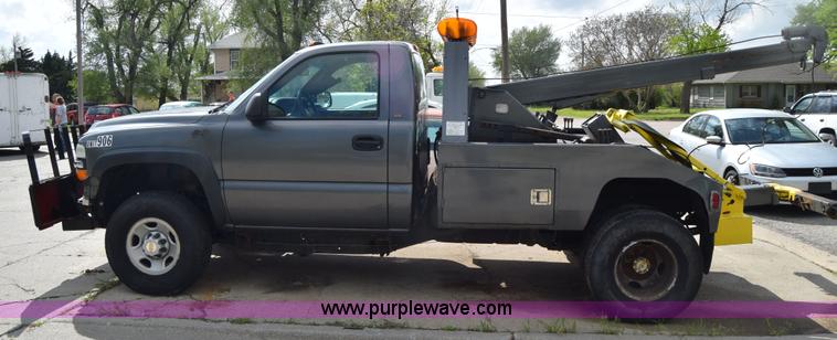 image for item E6401 2001 Chevrolet Silverado 2500HD tow truck